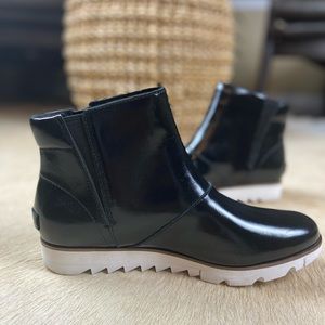Sorel HARLOW zip booties, waterproof, black, size 8, new in box